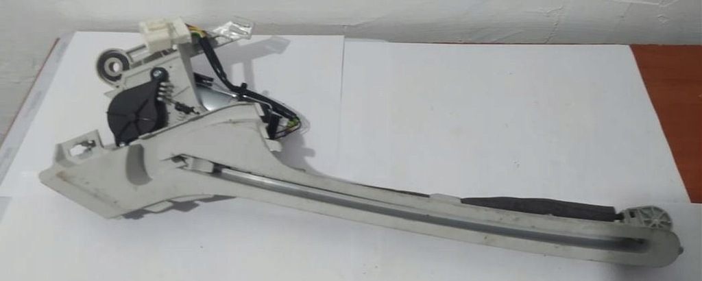 фото №1, Направляющая двигатель шторка mercedes w206 a2069067600