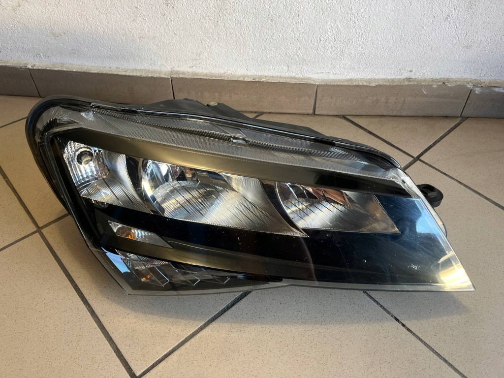 фото №1, Skoda superb iii 3 3v2 anglik лампа передня права