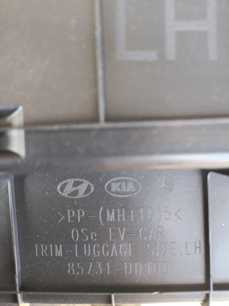 Обивка боковая багажника задний  сторона левая hyundai kona 1 85731-dd100 с Разборки