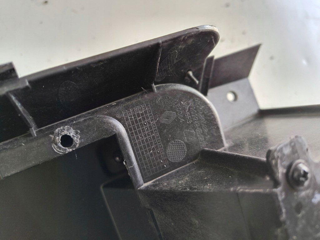 фото №11, Dacia spring заглушка роз'єм порт заряджання решітка радіатора 622568058r