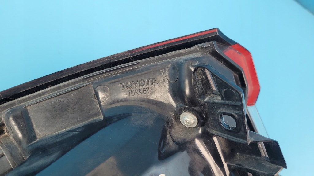 Toyota corolla e21 23r фара праві задній led седан 81550-02d11 Ціна