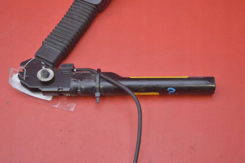 Натягувач кліпса поперечина правий перед 4m51-a61208-aj ford focus mk2 08-11 Зі Шроту