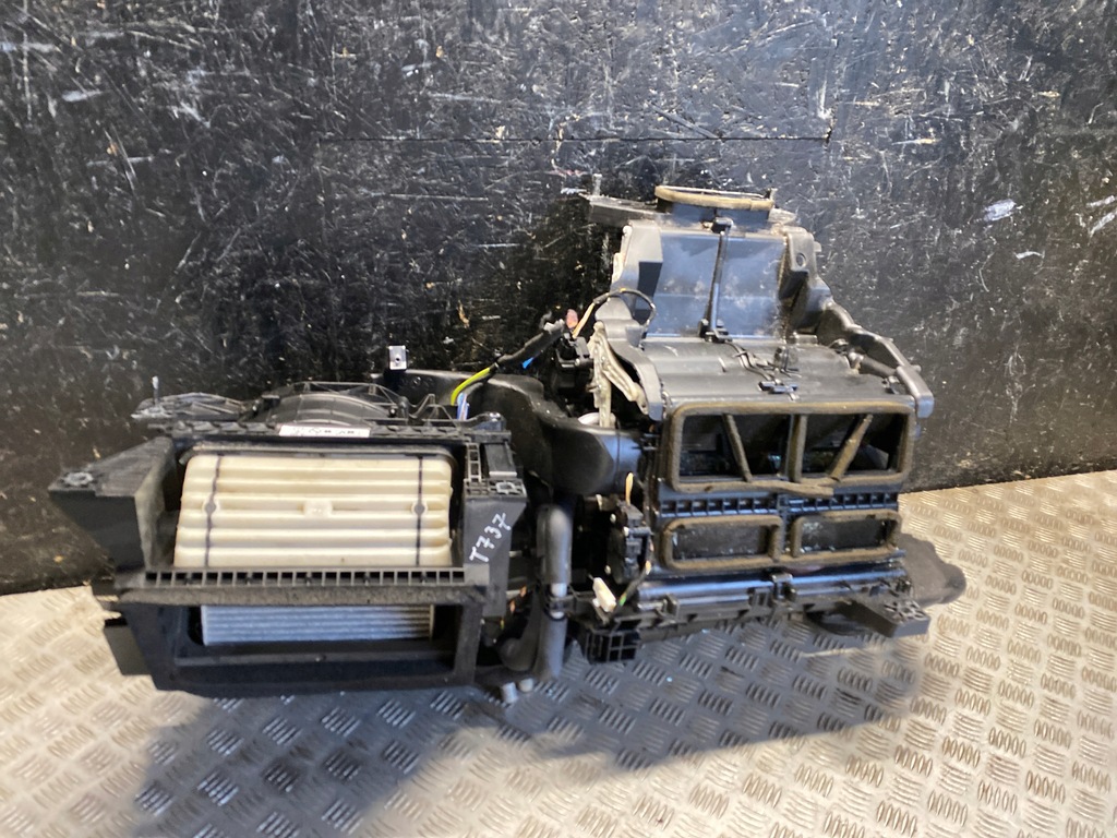 фото №4, Корпус вентилятор land rover range rover velar 2017 j8a219b555fd