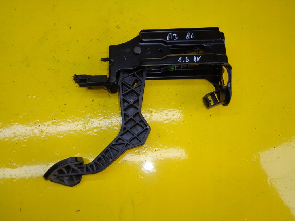 фото №1, Audi a3 8l lift 1.6 8v педаль сцепления