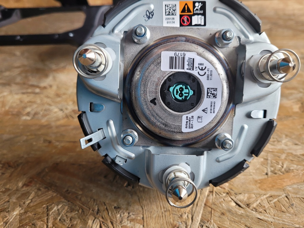 фото №14, Toyota yaris iv 4 приборная панель приборная консоль приборная панель подушка безопасности ремни оригинал fv