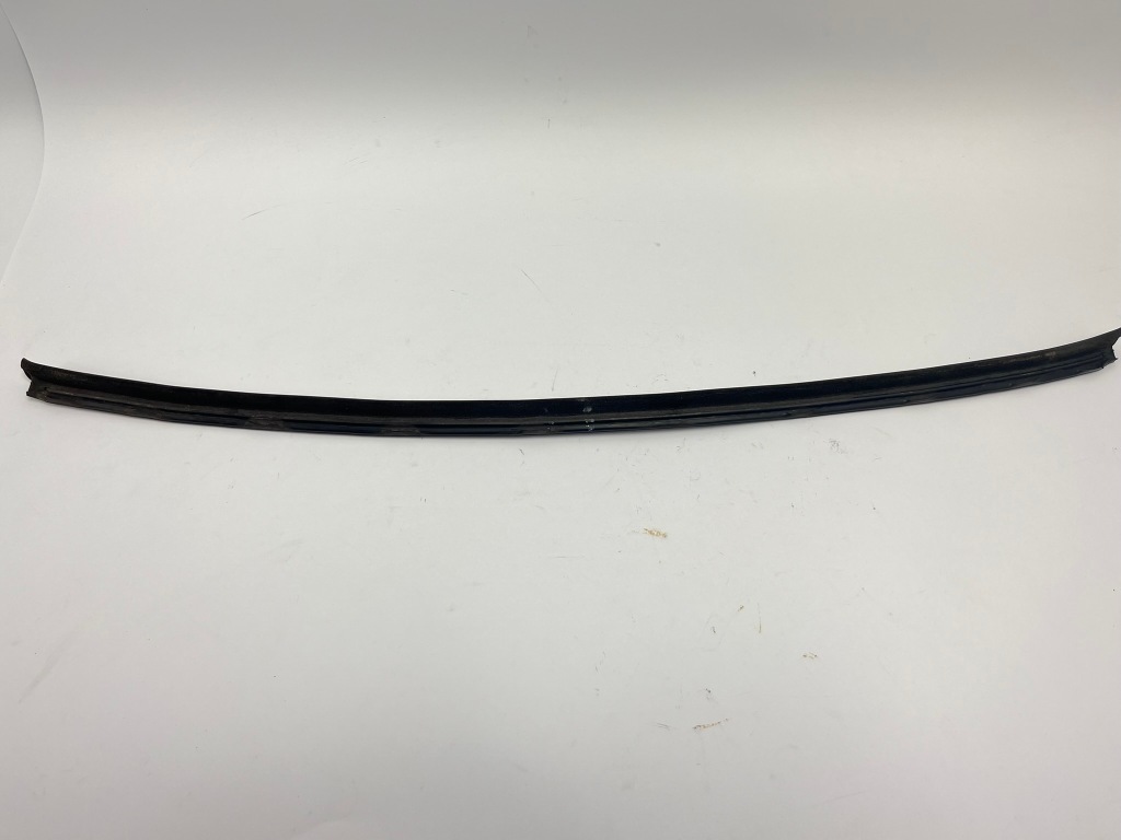 Молдинг ущільнювач прокладка зовнішня перед права ліва mercedes 190 w201 Оригінал