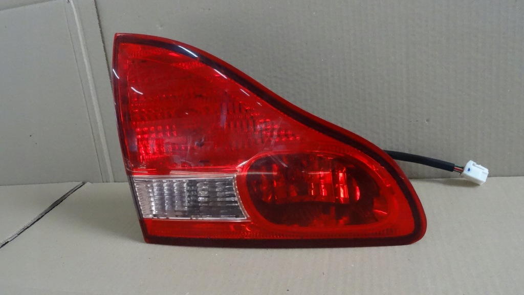 фото №3, Toyota avensis verso t22 лампа крышки левый задняя