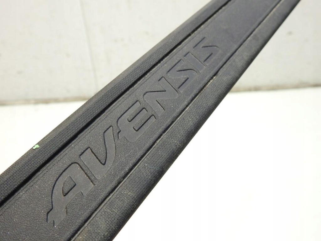 Накладка  накладка порога  правый  передок  toyota avensis 3 t27 рестайлинг  67911-05040 в Украине