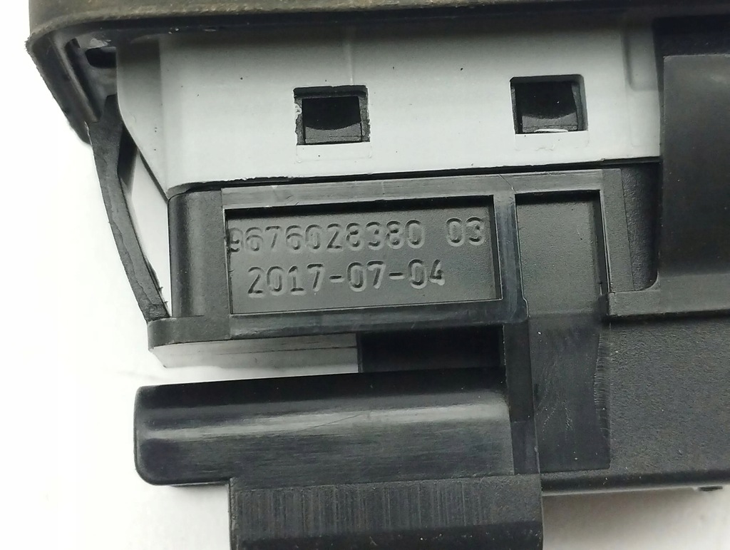 фото №6, Peugeot 308 2017 перемикач / кнопка відкривання кришки багажника