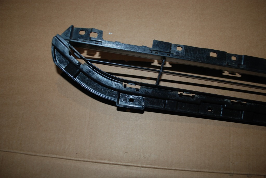 Audi q3 sq3 lift 8u0 решітка бампера перед середня 8u0807683c Зі Шроту