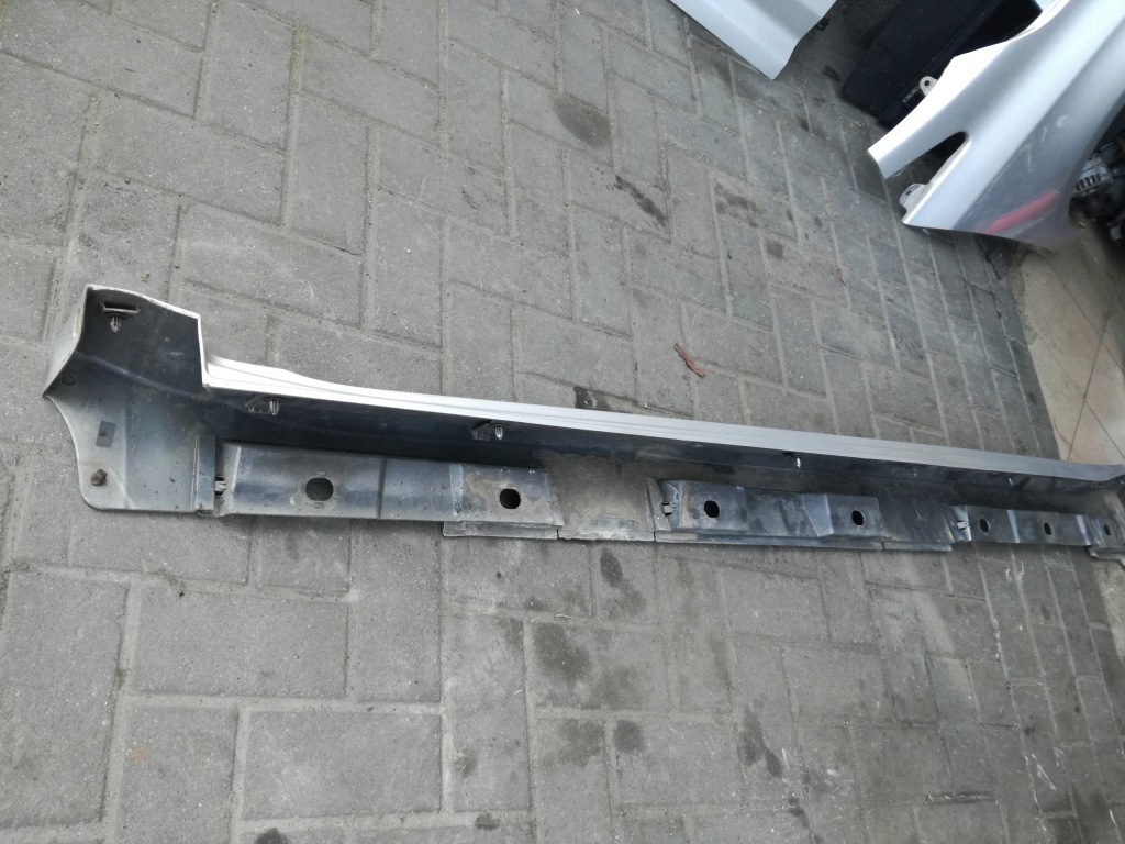 Avensis t27 2008 - 2011 год накладка  накладка порога  правая Доставка
