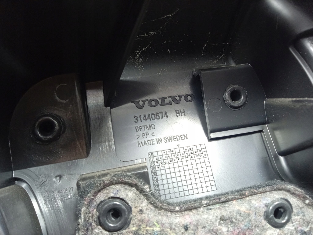 фото №8, Volvo xc60 ii 17- оббивка багажника права обшивка 39841582