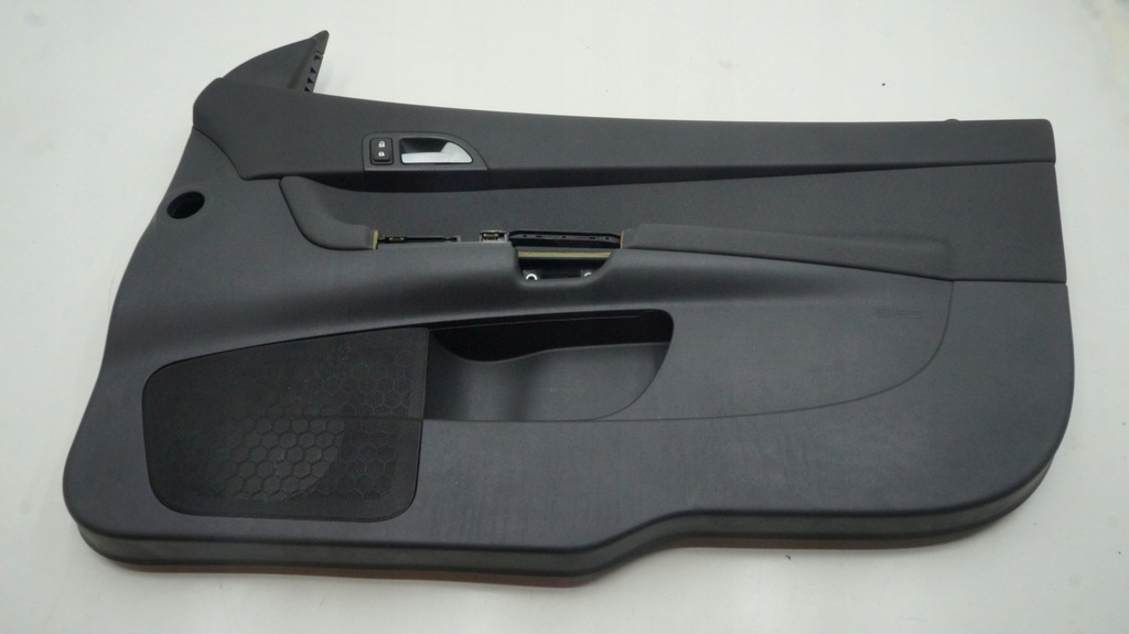 фото №1, Volvo c30 обшивка двері правий перед передній materia