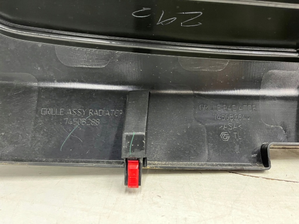 фото №16, Решітка радіатора mitsubishi l200 5 v 19r.- решітка радіатора передня накладка бампера значок