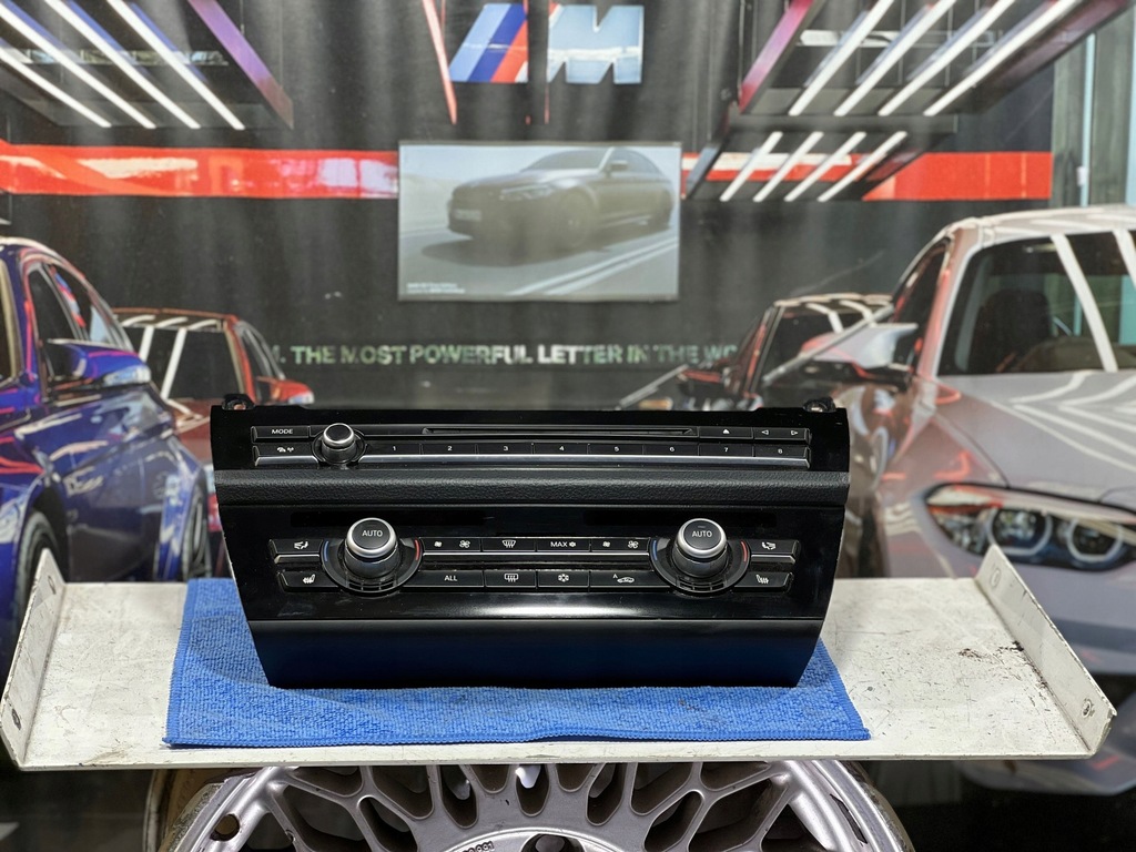 фото №1, Bmw 5 f10 f11 панель кондиционера радио 9285330 стекло