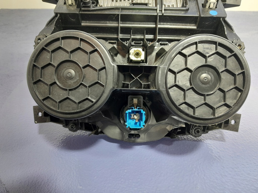 фото №4, Bmw 1 f40 зарядний пристрій індукційна кронштейн na чашки підсклянник