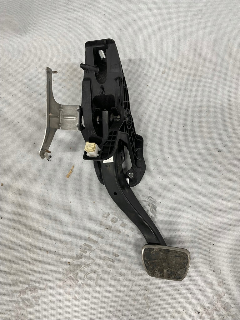 фото №1, Bmw 3 g20 g21 19- педаль сцепления автоматическая коробка передач