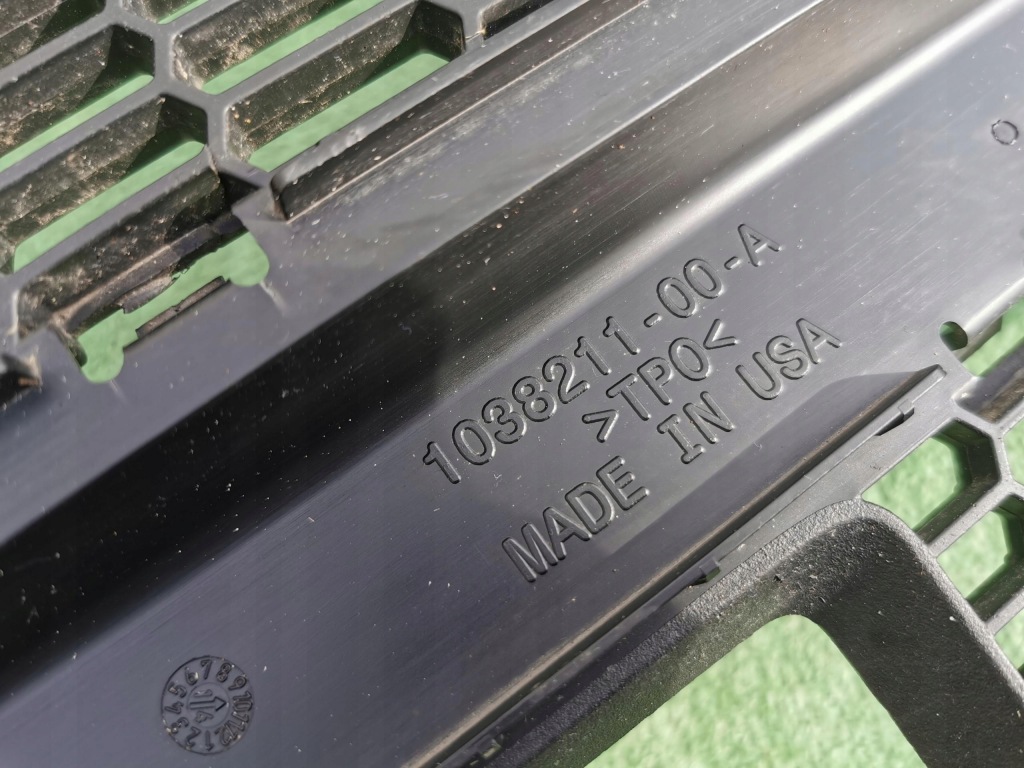 Решітка середня бампера передній tesla s 1038211-00-a Київ