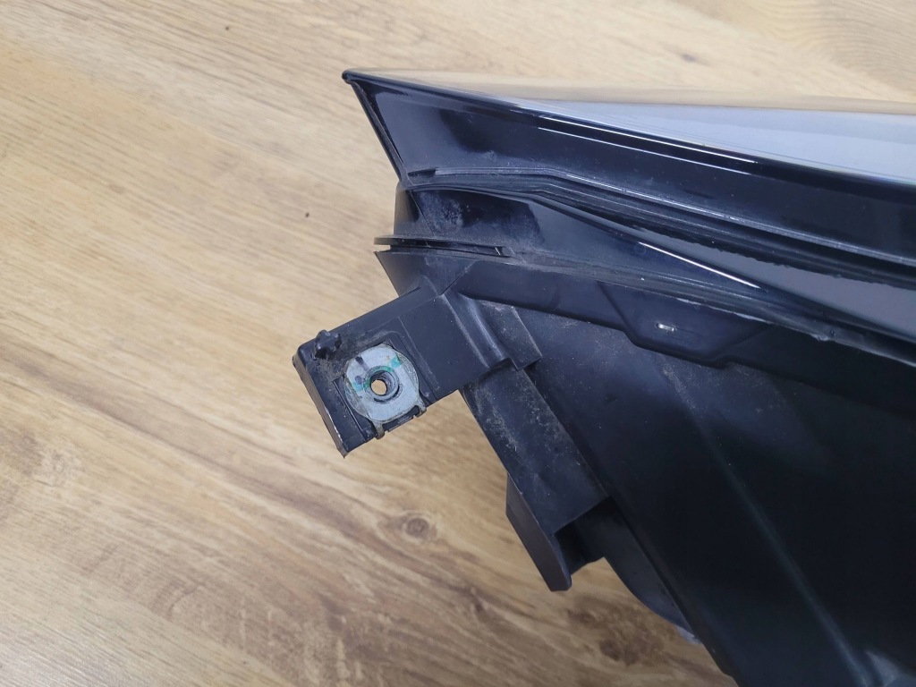 Tesla 3/y - лампа передня права, 151495300d Зі Шроту