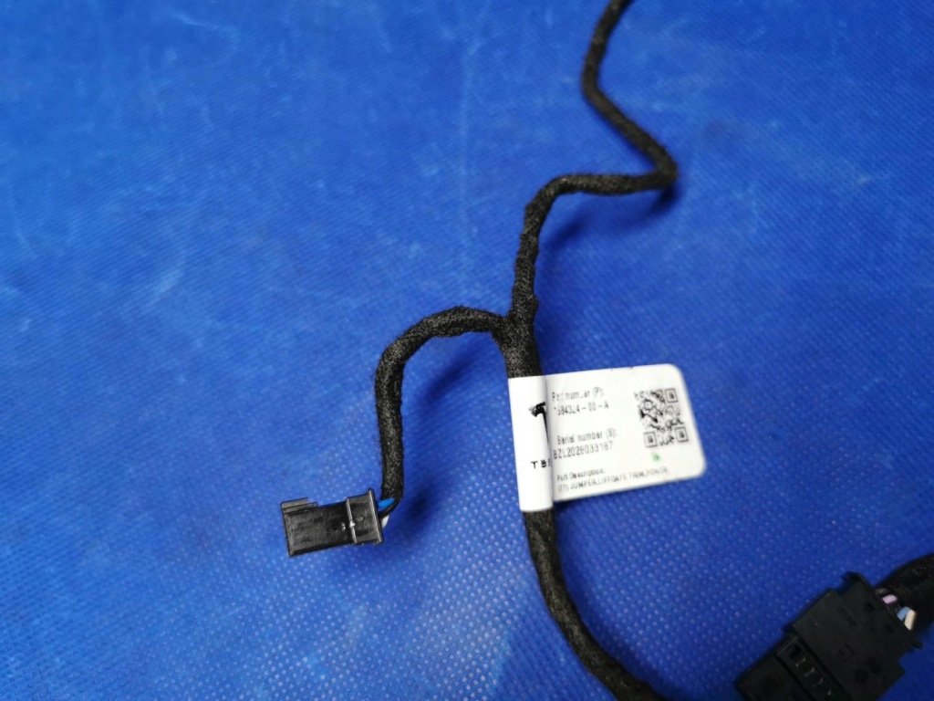 Штекер жгут крышки задний багажника оригинал tesla model 3 158432400a в Украине