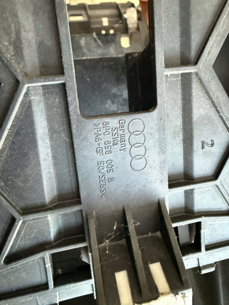 фото №2, Audi a3 8p рамка радіо каркас корпус консоль 8p0858005b