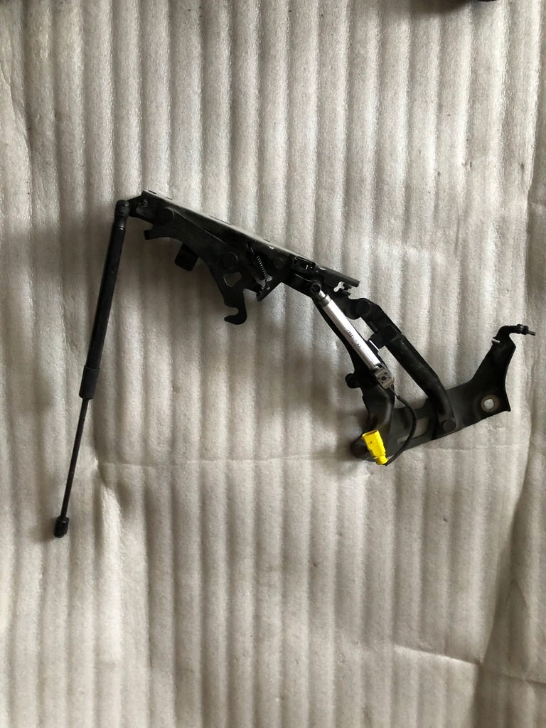 фото №1, Audi патрон капот петля 80a823301