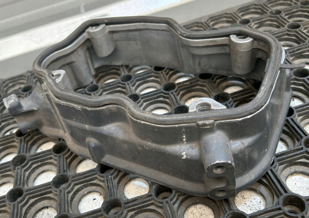 фото №3, Основание рамка крышки клапанов scania r 1519142