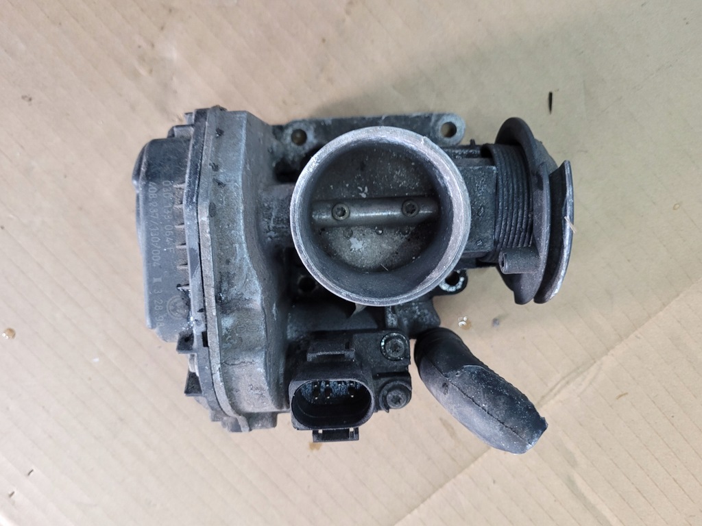 фото №1, Дросельна заслінка vw golf iv 4 030133064f