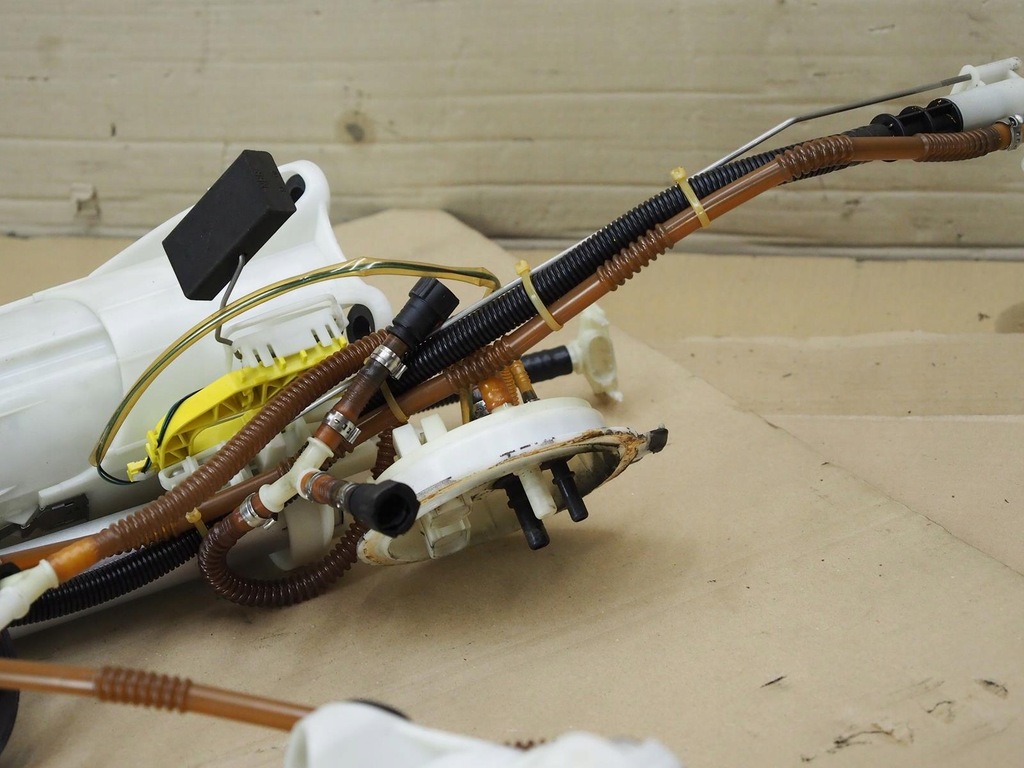 фото №8, Насос топлива audi a8 d3 w12 6.0 bht комплектная