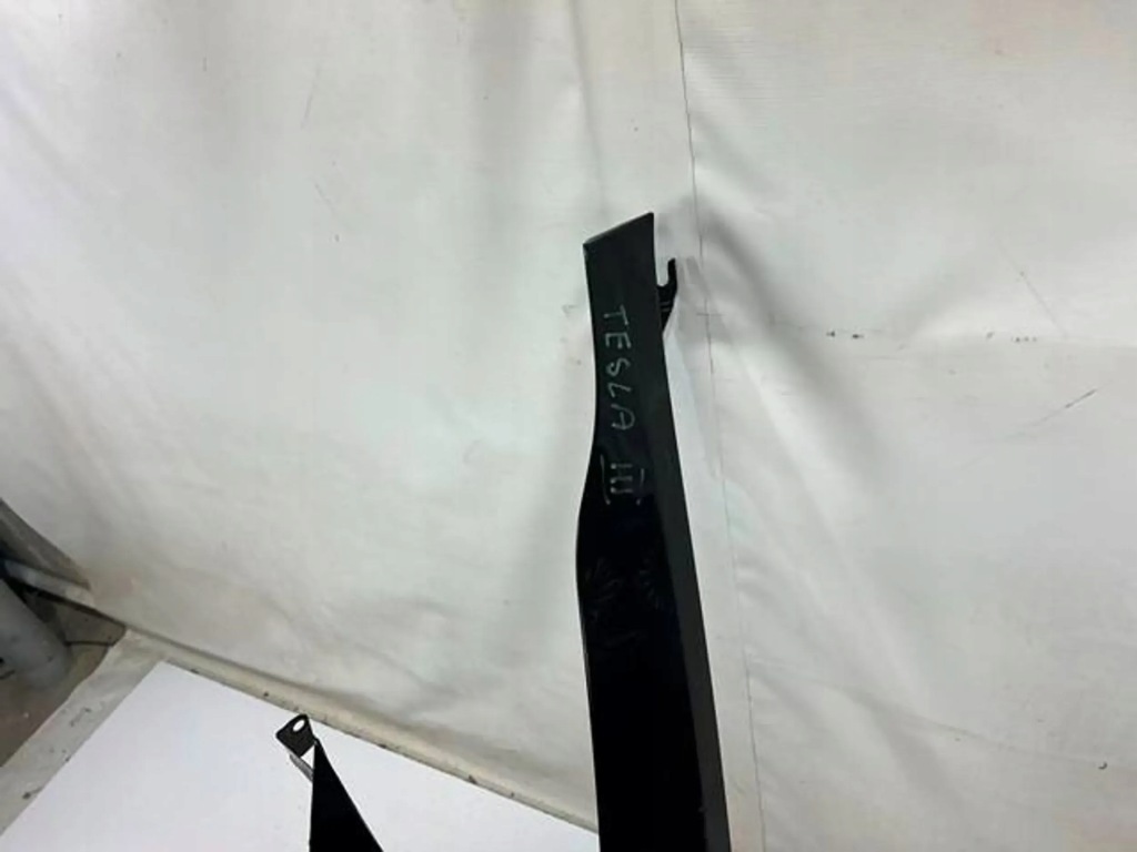 Tesla model 3 крило ліве перед передній Оригінал