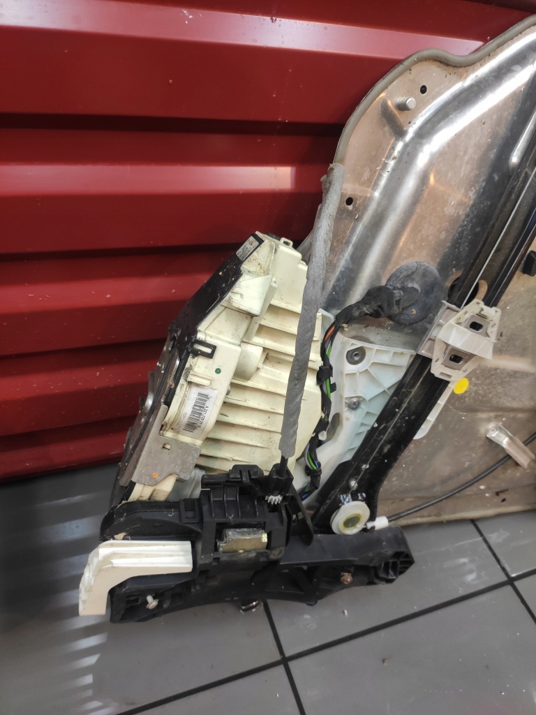фото №3, Mercedes w221 замок доводчик правый перед доводчик дверь