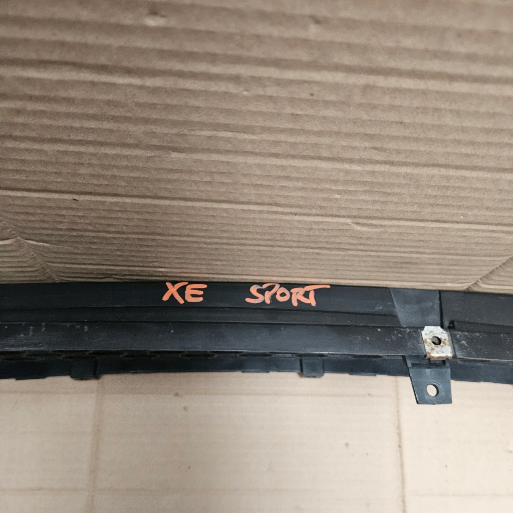 фото №11, Решётка решётка радиатора средняя бампера перед jaguar xe x760 r sport gx7m-17h750-aa