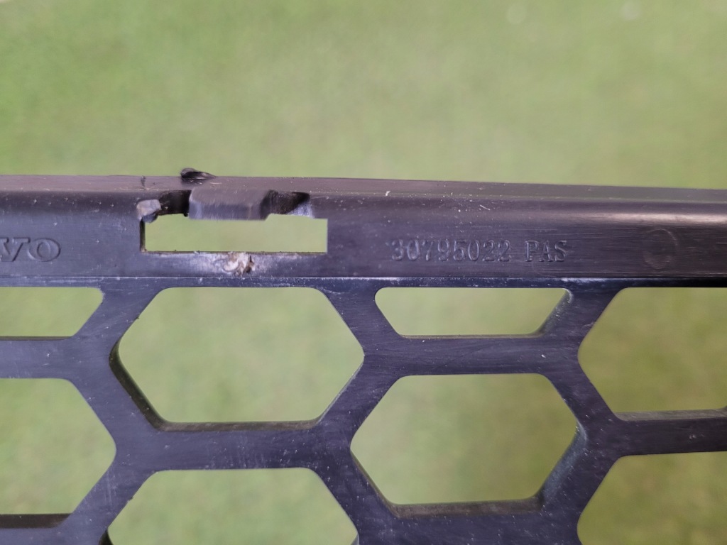 Volvo s60 v60 2010-13 решётка средняя бампера 30795021 оригинальный номер оригинал Недорого