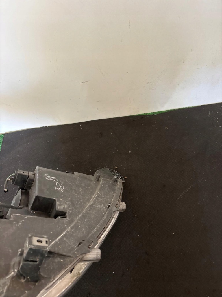 Фонари передние фары peugeot 2008 обычная линза h7 + led демонтаж с Разборки