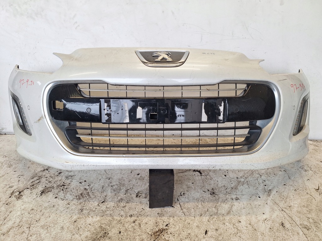 Купити Peugeot 308 t7 рестайлінг  11-13 бампер pdc + led