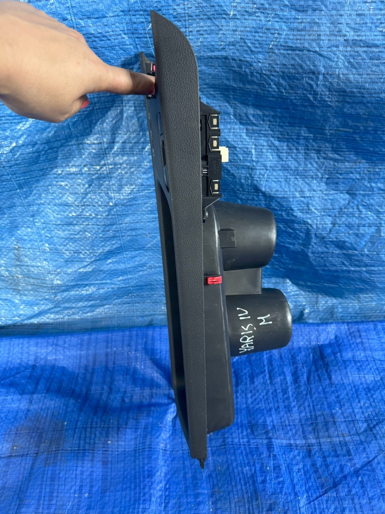 Купити Кронштейн   на напої  toyota yaris iv 1.5 hybrid 58805-0d350