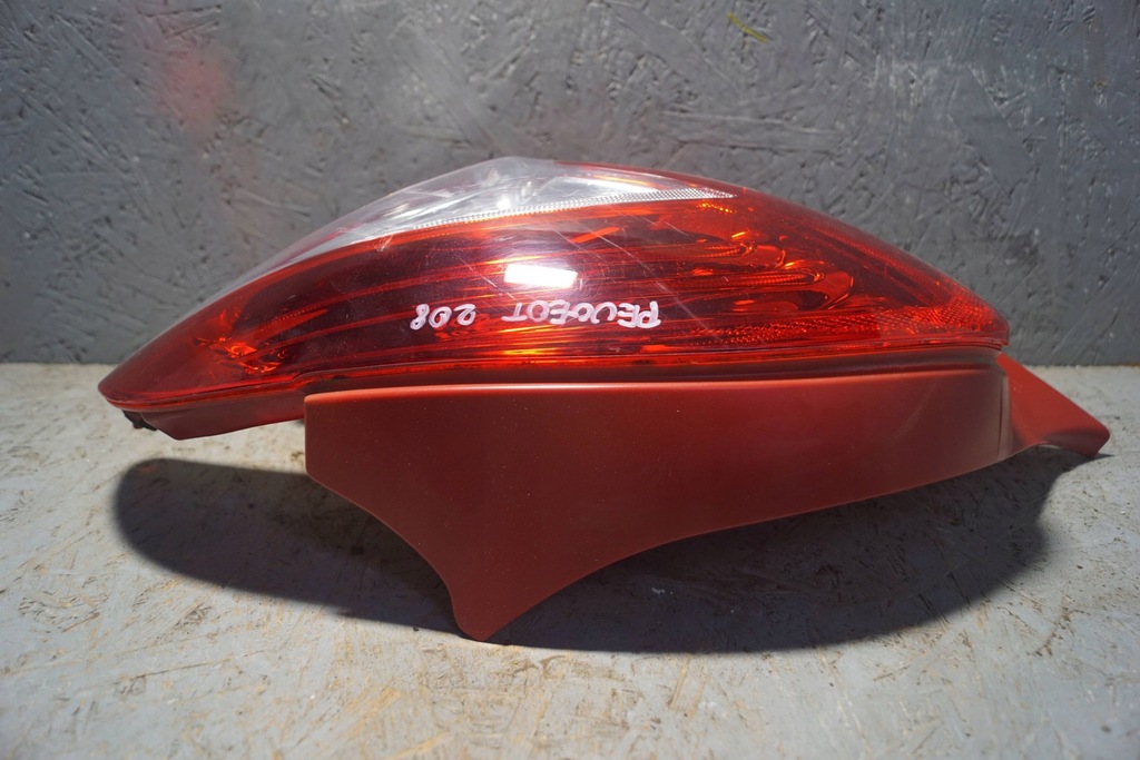 фото №13, Peugeot 208 лампа правый задняя s2060