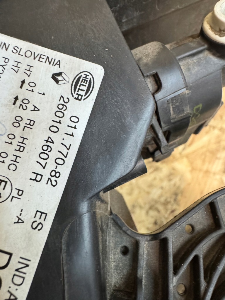 фото №6, Комплектна лампа права правий перед передня renault kadjar 260104607r