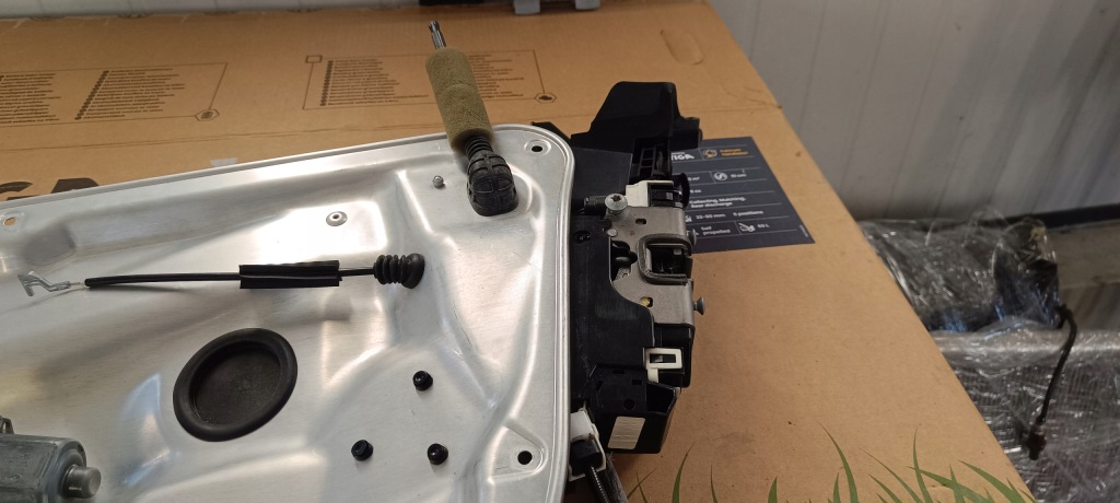 Mercedes c klasa рестайлінг  w204 - обшивка двері з склопідйомником скло Оригінал