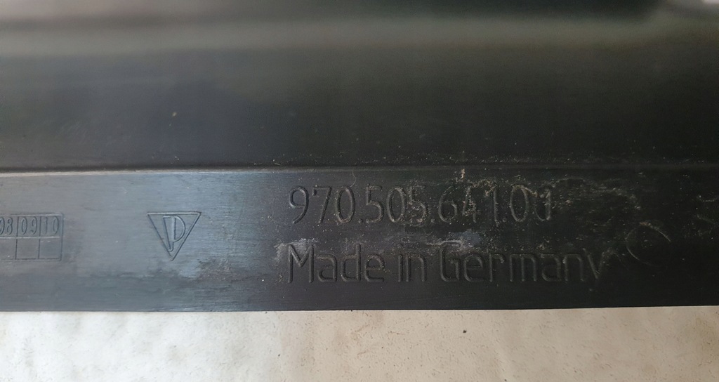 фото №9, Porsche panamera 970 напрямна середній бампера задня