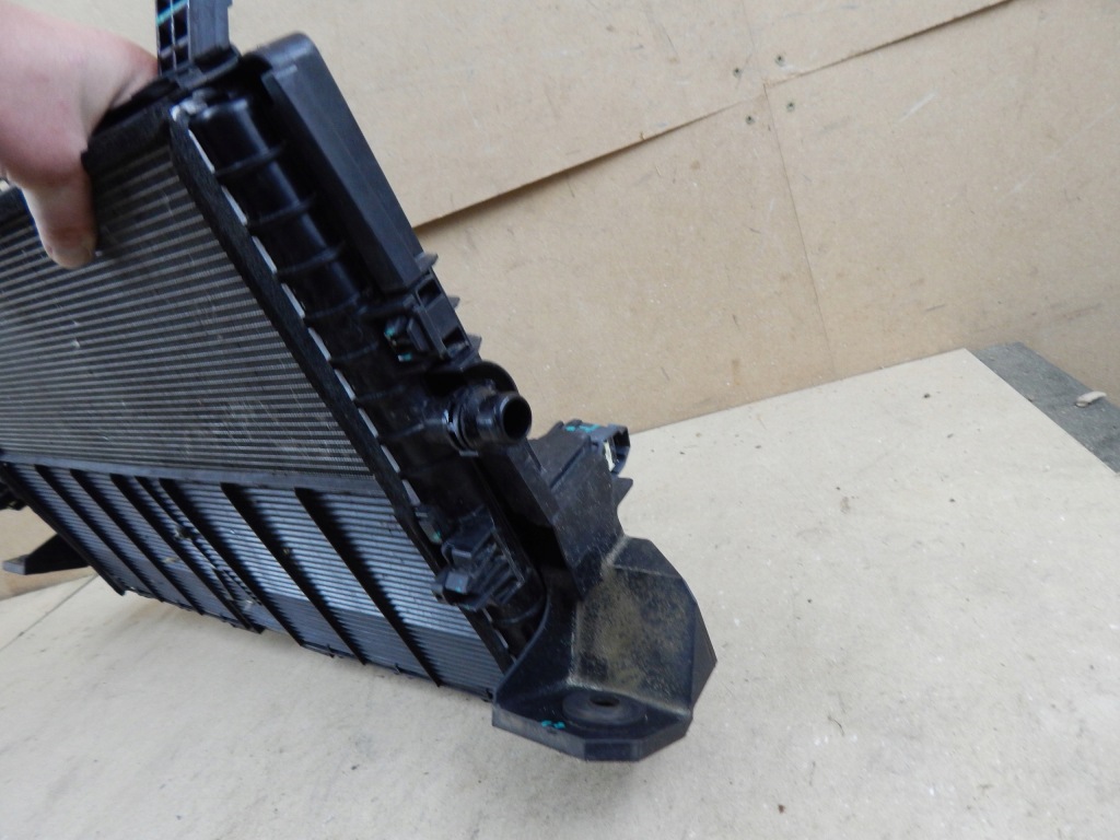 Tesla model y / model 3 рестайлінг  радіатор вентилятор корпус 1607808-00-b оригінал Київ