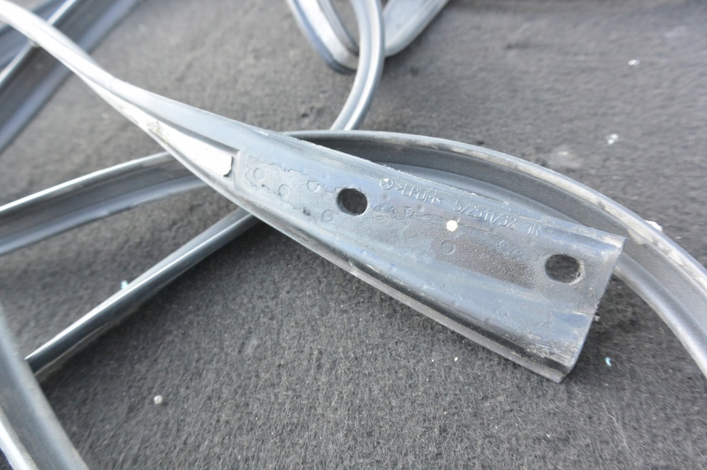 Прокладка кузов ліва права комплект  mercedes ml 164 Недорого