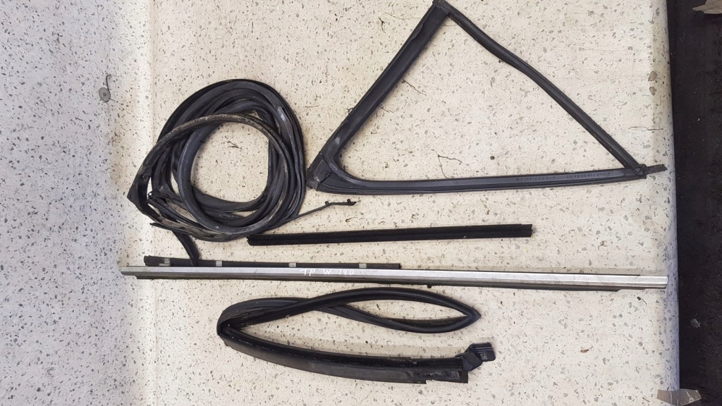 Купити Ущільнювачі скло двері задній ліва комплект  mercedes w140