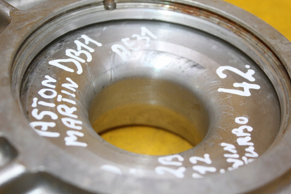 фото №9, Корпус турбины правый aston martin 5.2 b v12 tvin turbo db11 hy53-9g438-bb