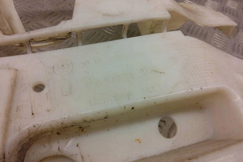 фото №11, Правий напрямна заднього бампера bmw 1 coupe e82 8045308 2.0l дизель 2010