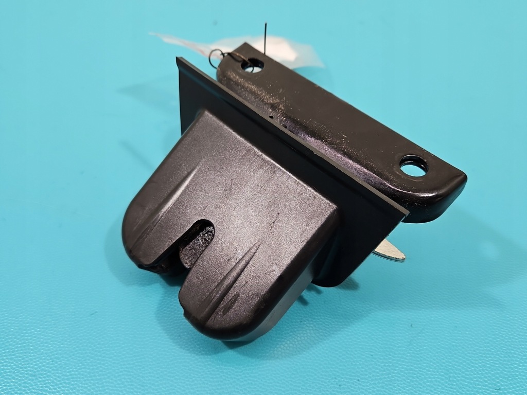 фото №1, Замок крышки задняя 2pin 8z0827520 audi a2 hb 5d