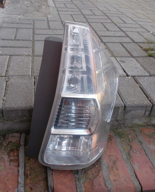 фото №1, Toyota prius plus 12-14 права задня лампа діод оригінал