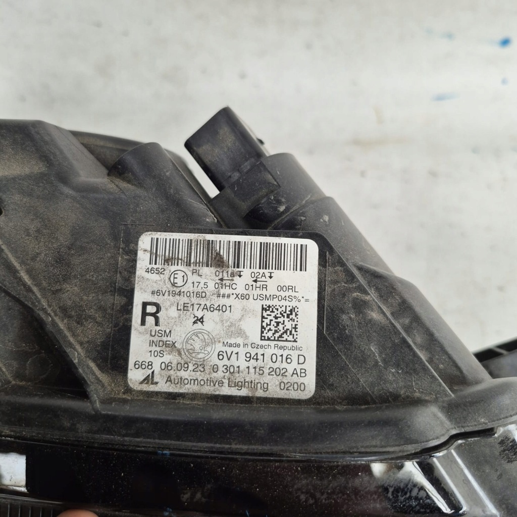 Skoda fabia 3 6v рестайлинг  18- фара правый  перед передняя обычная + led Киев