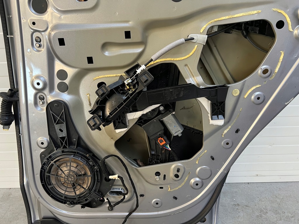 фото №8, Двері правий задня задні peugeot 3008 ii 2