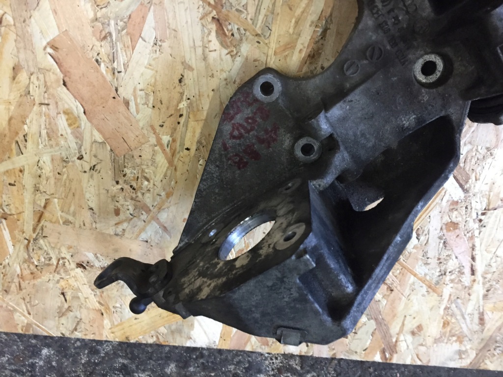 Audi оригінальний номер 03l903143d кронштейн кронштейн в Україні